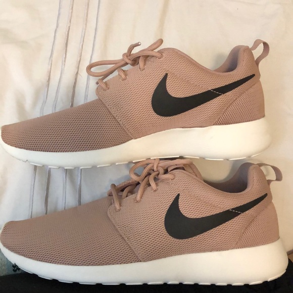 Nike Shoes - Nike Mauve Tennis Shoes